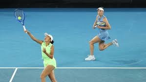 为什么棒球场内的电子记分牌需要实时显示投手的球速与转速